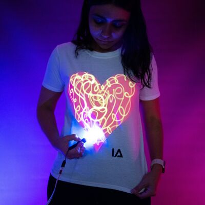 T-shirt interattiva che si illumina al buio - Cuore d'amore