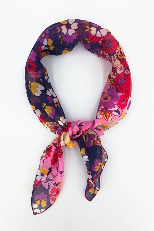 Foulard en soie motif fleuri