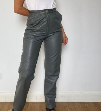 Pantalon en cuir gris 5