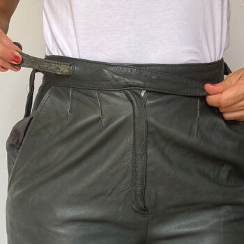 Pantalon en cuir gris 4