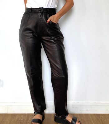 Pantalon en cuir noir légèrement brillant 2