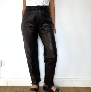 Pantalon en cuir noir légèrement brillant 3
