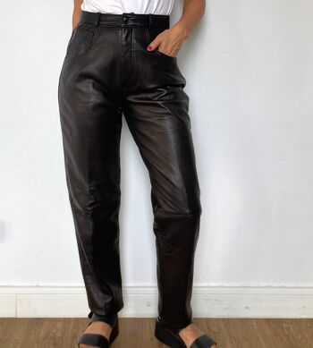 Pantalon en cuir noir légèrement brillant 4