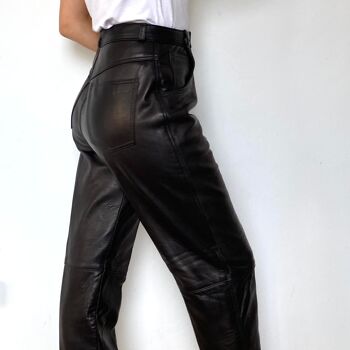 Pantalon en cuir noir légèrement brillant 5