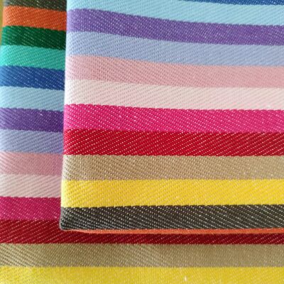 Un par de servilletas de arcoíris