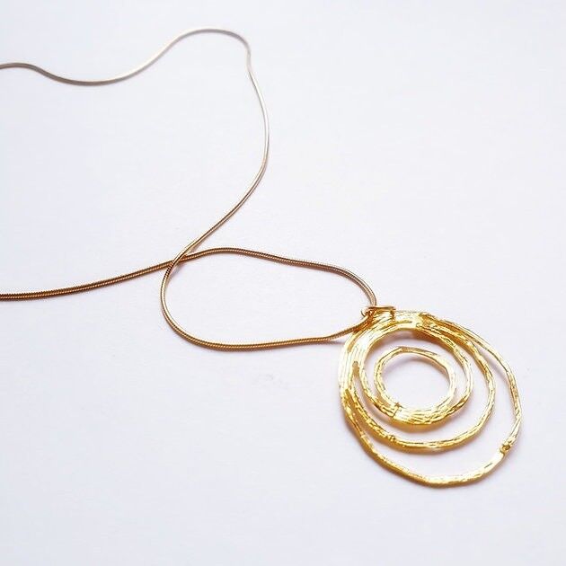 Collana Gabinien, ciondolo in ottone dorato con oro fino