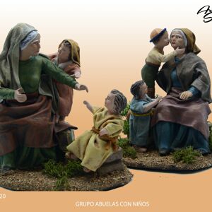 Grand-mère et deux enfants s'embrassant, figures de la crèche