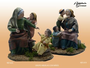 Grand-mère et deux enfants s'embrassant, figures de la crèche