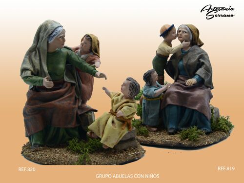 Abuela y dos niños, figuras del belén