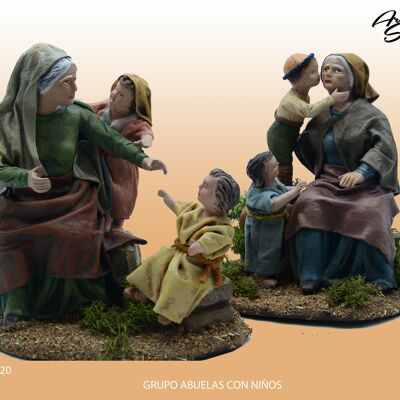 Abuela y dos niños, figuras del belén