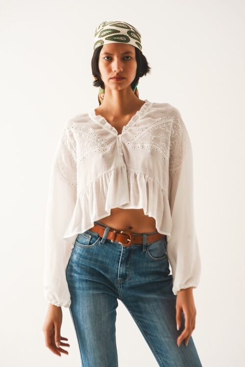 Crop top fruncido con bordado en color crema