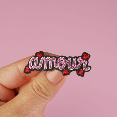 Handgemachte Liebesbrosche mit Cannetille-Stickerei - Geschenkidee zum Valentinstag