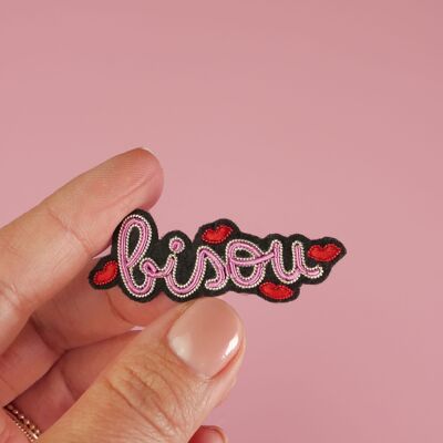 Broche " Bisou " fait main broderie cannetille - idée cadeau St-Valentin