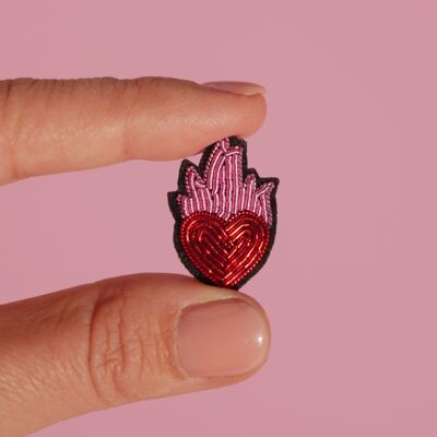 Mini broche de corazón llameante bordado cannetille hecho a mano - idea de regalo de San Valentín