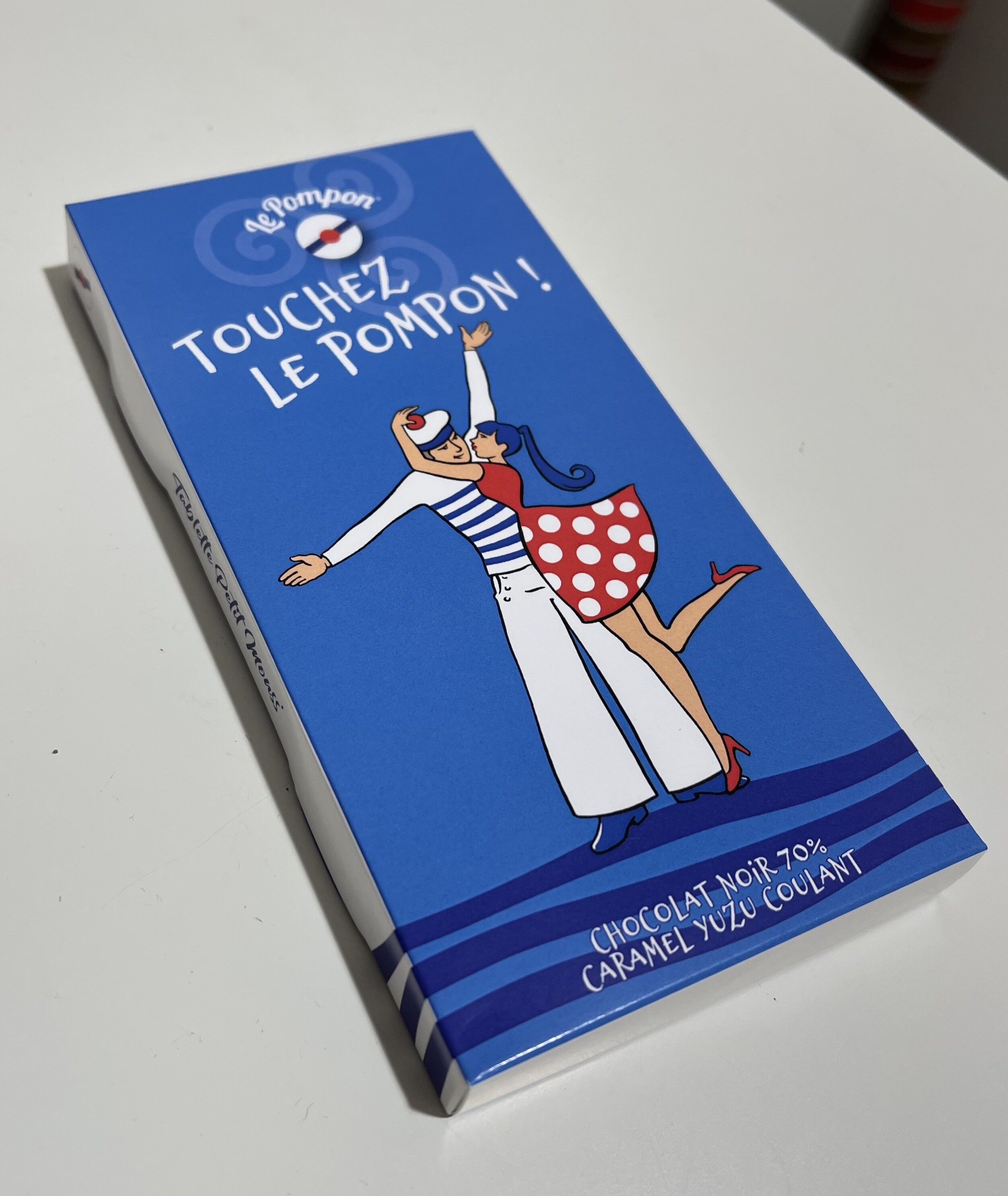 Blaue Tablette "Touch the Pompon"