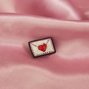 Broche Mini enveloppe mot d'amour fait main broderie cannetille - idée cadeau St-Valentin