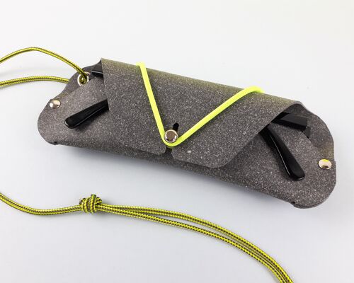 Funda para gafas cuero reciclado con cuerda regulable