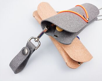 Etui à lunettes en cuir recyclé avec porte-clés 1