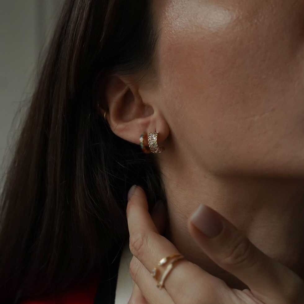 Orecchini a cerchio larghi con pavé di strass