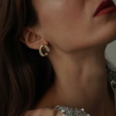 Orecchini a forma di O con pavimentazione alternata di strass dorati in oro zecchino