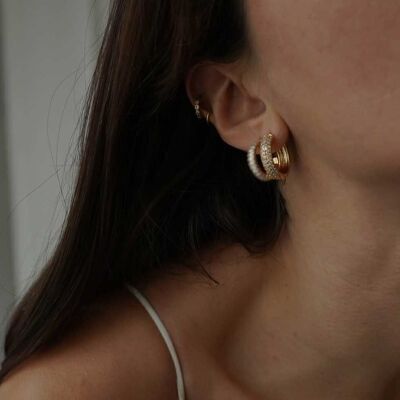 Ohrringe vergoldet mit gewölbten Creolen aus feinem Gold mit Strasssteinpflaster