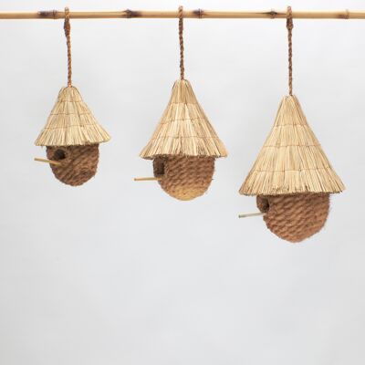 Casa para pájaros hecha de fibras de coco y cañas.