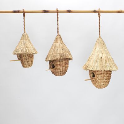 Casa para pájaros hecha de jacinto de agua y juncos