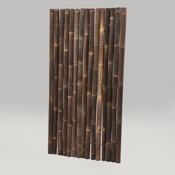 Clôture tubulaire rigide avec bambou foncé