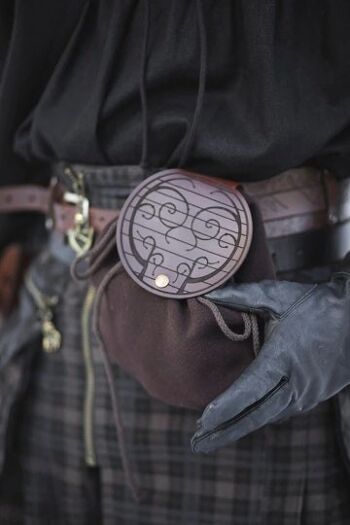 Hobbit porte sac ceinture bois et cuir hoobit trou forme noir 1