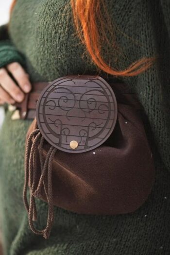 Hobbit porte sac ceinture bois et cuir hoobit trou forme noir 3