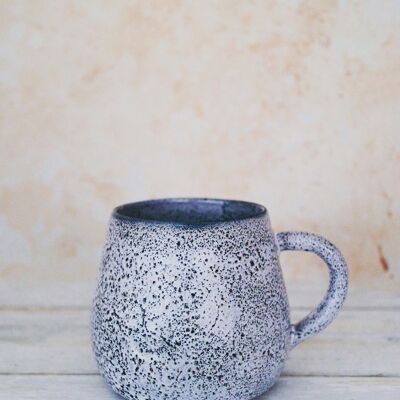 Taza de café de cerámica japonesa hecha a mano, gres, nieve oscura, azul marino con lunares azules pálidos.