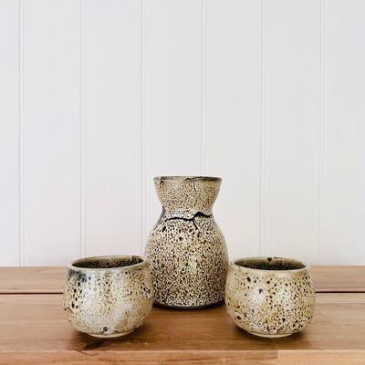 Handgefertigtes japanisches Keramik-Steinzeug dunkelbraun & cremefarbene Punkte Sake-Set 1 Sake-Flasche 2 Sake-Becher Croco