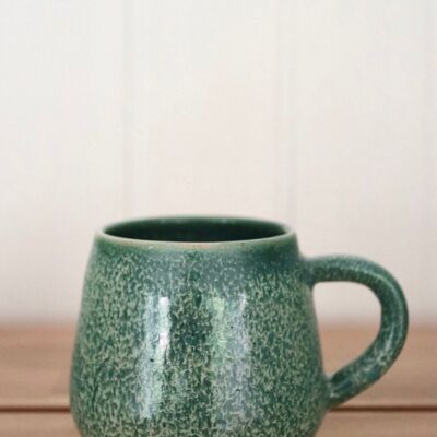 Tazza verde fatta a mano in ceramica giapponese in gres porcellanato verde foresta.