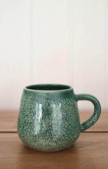 Mug vert fait à la main en céramique japonaise en grès jeté à la roue Vert forêt . 1