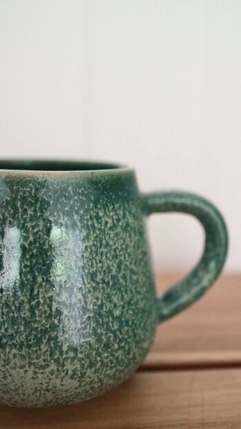 Mug vert fait à la main en céramique japonaise en grès jeté à la roue Vert forêt . 2