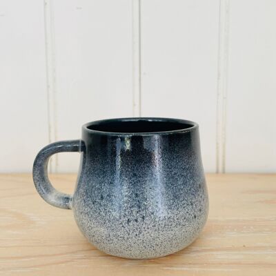 Handgefertigte Tasse aus japanischer Keramik, Steinzeug, Marineblau und Hellgrau, aus der Hazy Moon-Kollektion
