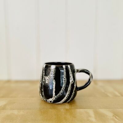 Handgemachte schwarze und weiße Galaxie-Tasse aus japanischer Steinzeugkeramik
