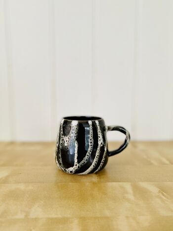 Mug Galaxy noir et blanc en céramique de grès japonais fait à la main
