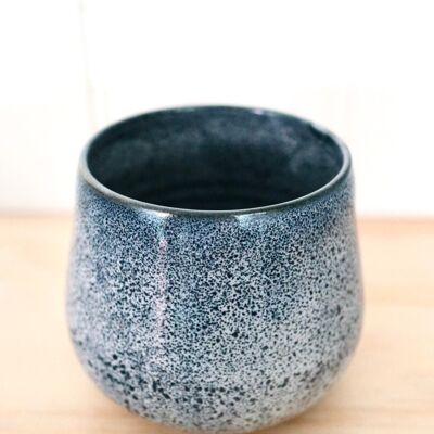 Handgemachte japanische Keramik Navy und hellblaue Punkte Yunomi Tasse grüner Tee Tasse dunkler Schnee