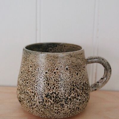Handgemachte japanische Keramik Steinzeug Kaffee Teebecher Dunkelbraun mit beigen Kroko-Punkten