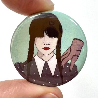 Pin de botón de Wednesday Addams y Thing Bagde