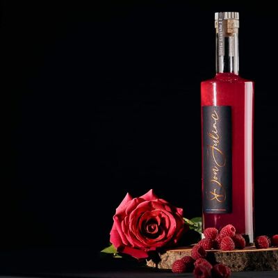 Rum arrangiert mit Rosen und Himbeeren: Ich liebe dich ein wenig, sehr, leidenschaftlich