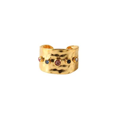 Bague courbe martelée avec cristaux CZ multicolores