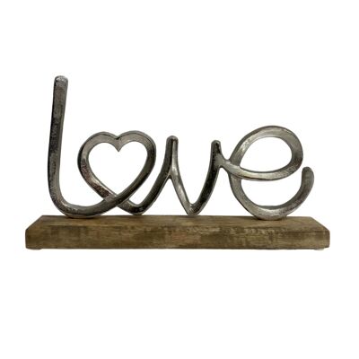 Silberne Liebesverzierung aus Metall auf einem Holzsockel