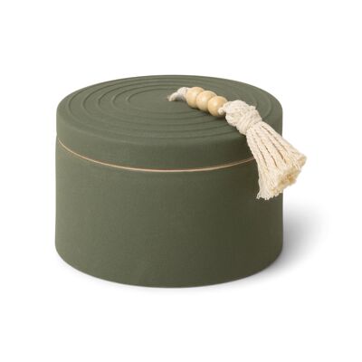 Bougie en céramique vert foncé Cypress & Fir 283 g avec couvercle et étiquette volante perlée