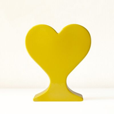 Jarrón corazón de cerámica hecho a mano de color amarillo