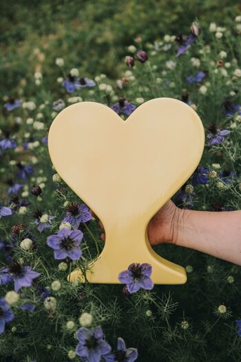 Vase coeur en céramique jaune fait main 3