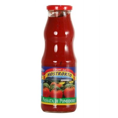 Tomato puree in a 700 g bottle