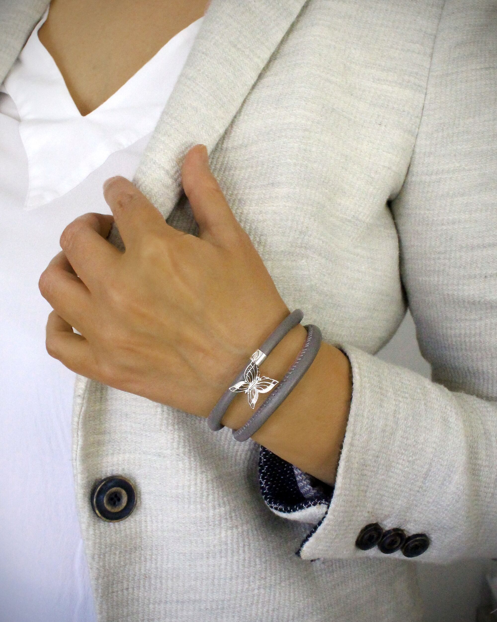 Bracciale in pelle grigia a doppio giro con ciondolo a farfalla