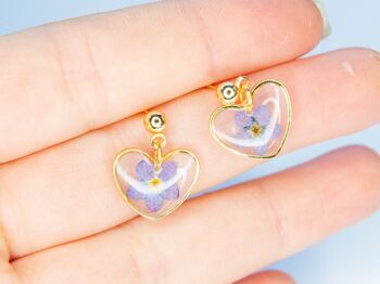 Boucles d'oreilles clous en forme de coeur avec de vraies fleurs myosotis 4